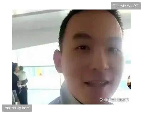 张帅训练完直接蹲路边啃烧饼，这自律程度我真看傻了